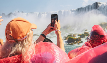 boat cruise to the Horseshoe Falls